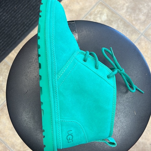 Women Ugg Boots - Picture 4 of 5